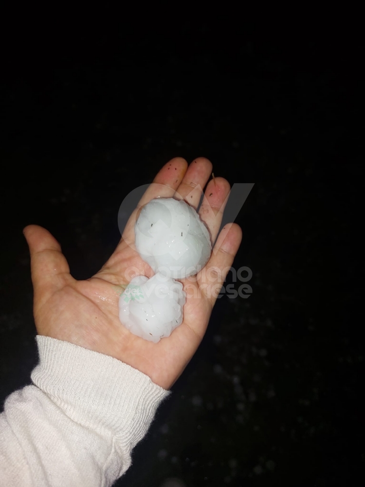 VIOLENTA GRANDINATA - In tutta la zona: chicchi enormi e forte vento. Danni alle auto - FOTO