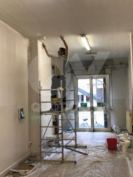VENARIA - Corridoi ridipinti all'Arti e Mestieri di via Amati grazie a &quot;Bricolage del Cuore&quot;