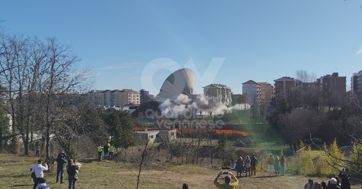 RIVOLI - Demolito il «mitico Fungo» di via Croce Dorata - FOTO E VIDEO