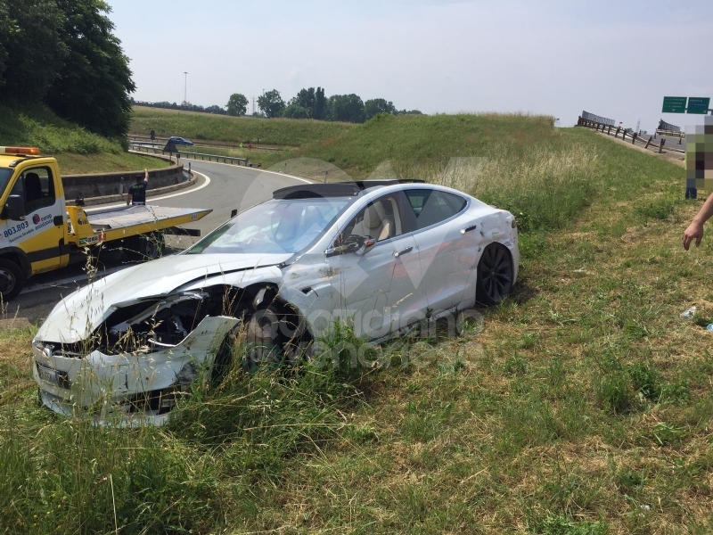 INCIDENTE IN TANGENZIALE - Scontro fra tre auto: coppia di Grugliasco finisce in ospedale