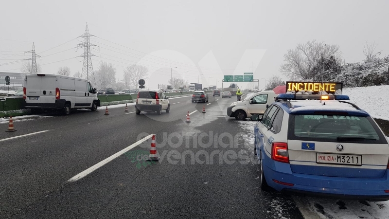 DELIRIO IN TANGENZIALE - Tir in panne e scontro tra due furgoni: caos e code chilometriche