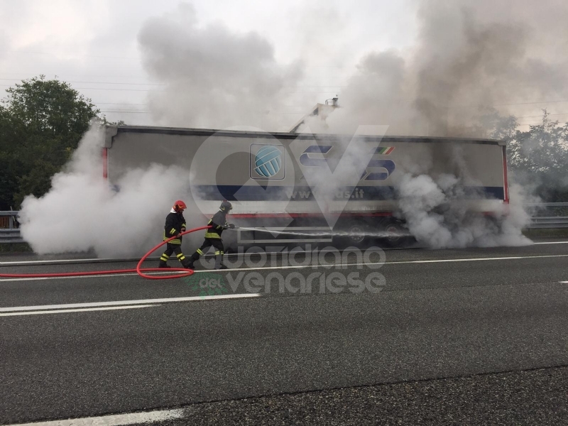 VENARIA-BORGARO - Il motore del tir prende fuoco: caos in tangenziale