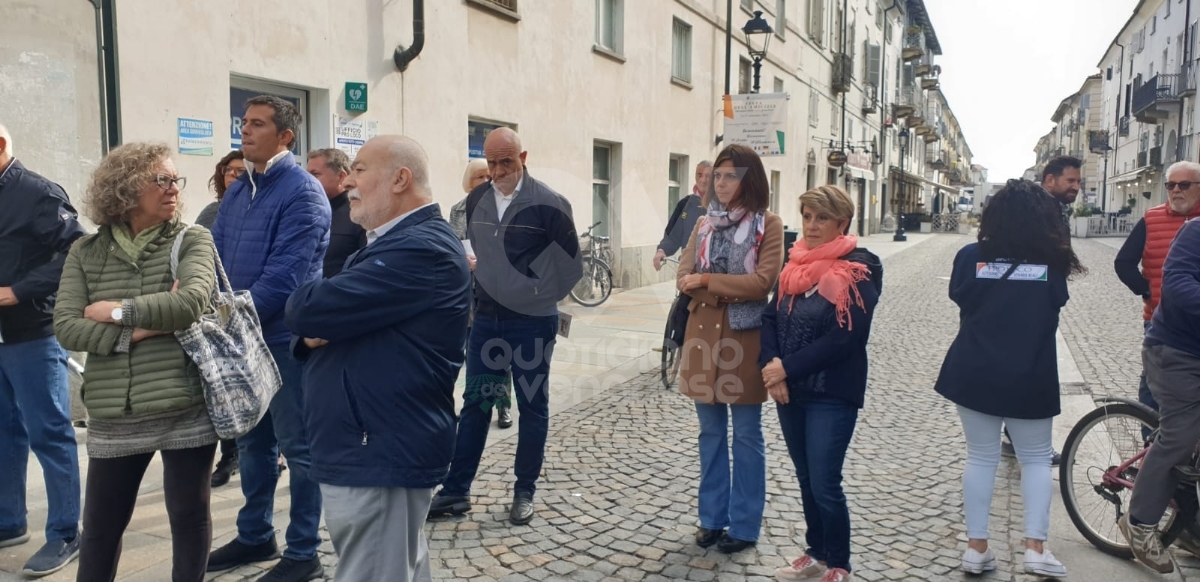 VENARIA - Ricordato Gino Vanzi: una targa sotto la Torre dell'Orologio e l'intitolazione della sala mostre - FOTO