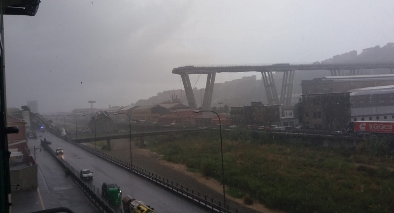 TRAGEDIA A GENOVA - CROLLA PONTE DELL'AUTOSTRADA: «CI SONO DEI MORTI» - FOTO e VIDEO