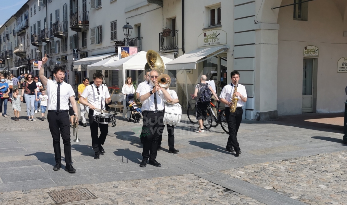 VENARIA - Iniziata la «Festa delle Rose»: due giorni all'insegna di fiori, prelibatezze e spensieratezza - FOTO