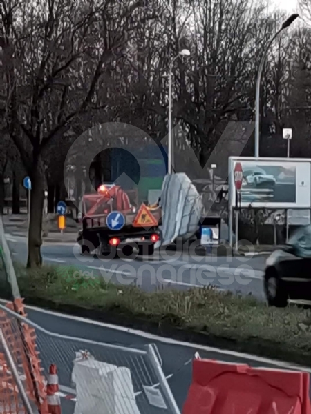 VENARIA - Raffiche di vento in città: scoperchiata la tettoia del sottopasso di corso Garibaldi