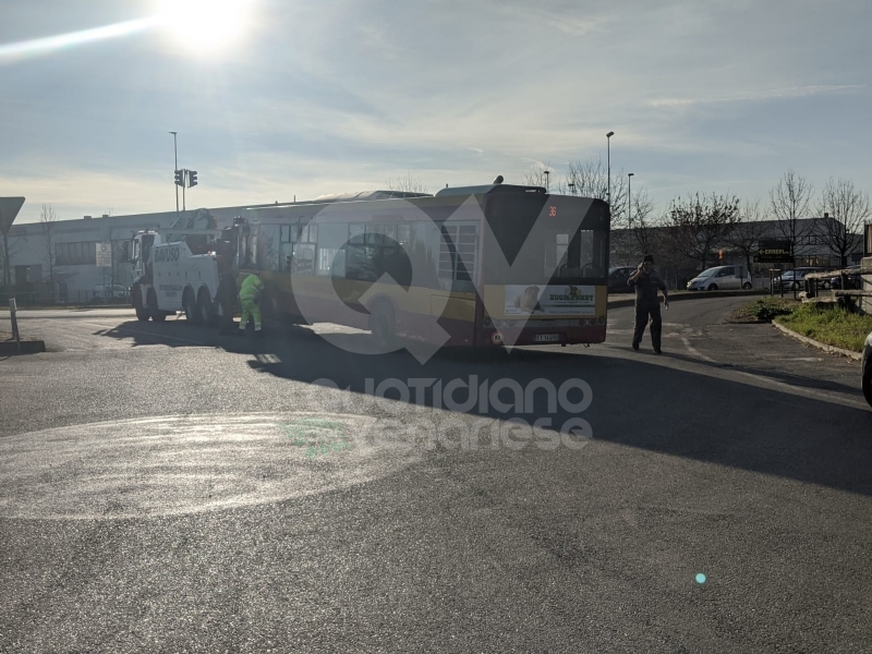 RIVOLI - Autobus e macchina si scontrano in via Bruere: 96enne in gravissime condizioni
