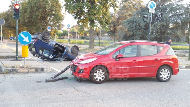 TORINO - VENARIA - Incidente all'incrocio vicino alla Cittadella della Juve: tre feriti