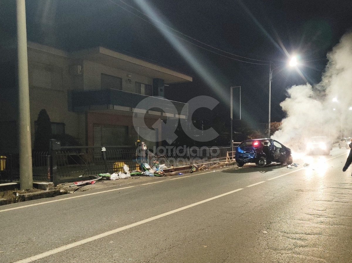 INCIDENTE TRA ROBASSOMERO E CIRIE' - Perde il controllo e sbatte contro la recinzione di una casa - FOTO