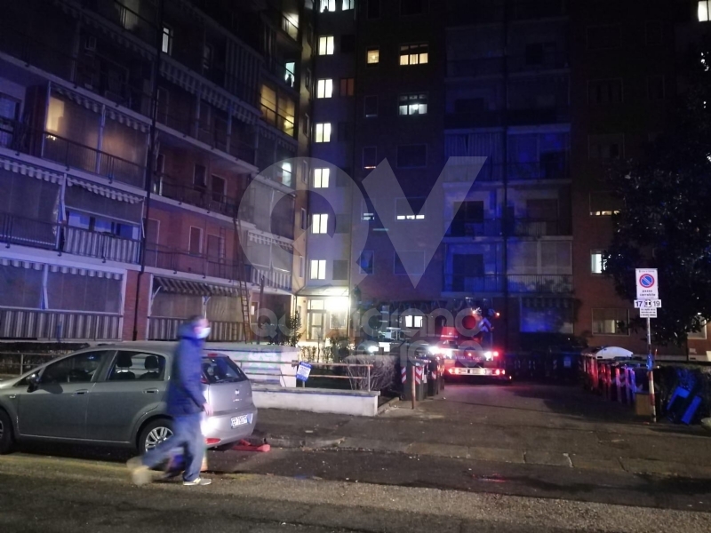 TORINO-VENARIA - Incendio in un alloggio di via Berrino: anziana intossicata, palazzina evacuata