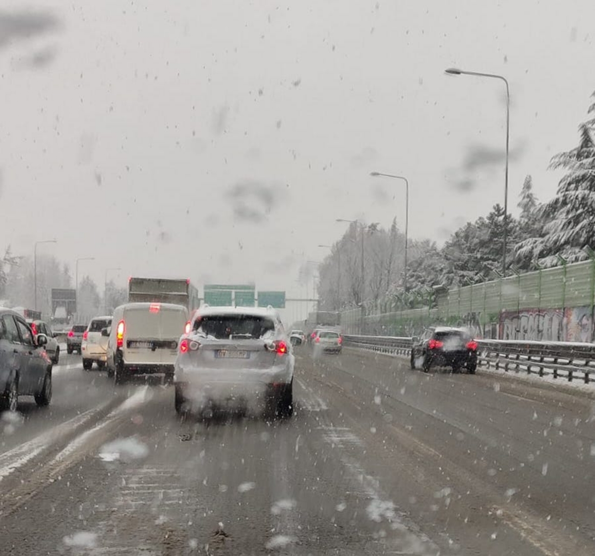 É ARRIVATA LA NEVE - Disagi in tangenziale e sulle strade: quando entrano in azione gli spazzaneve - FOTO