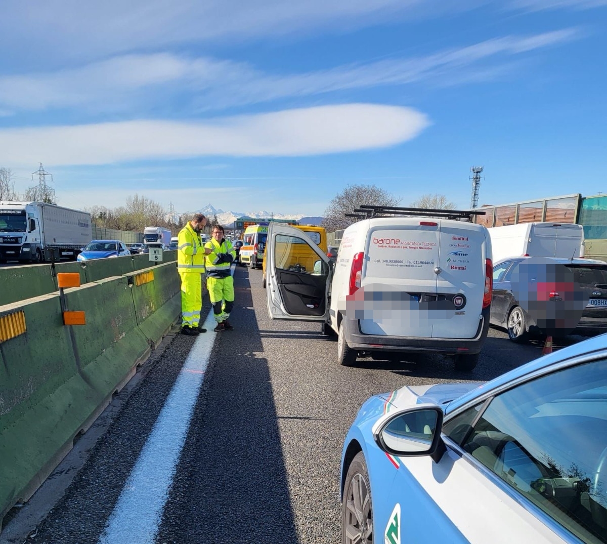 INCIDENTE IN TANGENZIALE A COLLEGNO - Tamponamento fra due auto: due feriti - FOTO