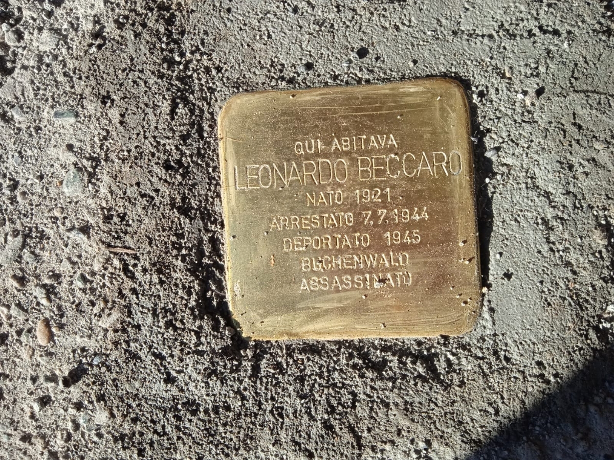 VENARIA - Posizionate le prime pietre di inciampo: una è dedicata a Leonardo Beccaro - FOTO