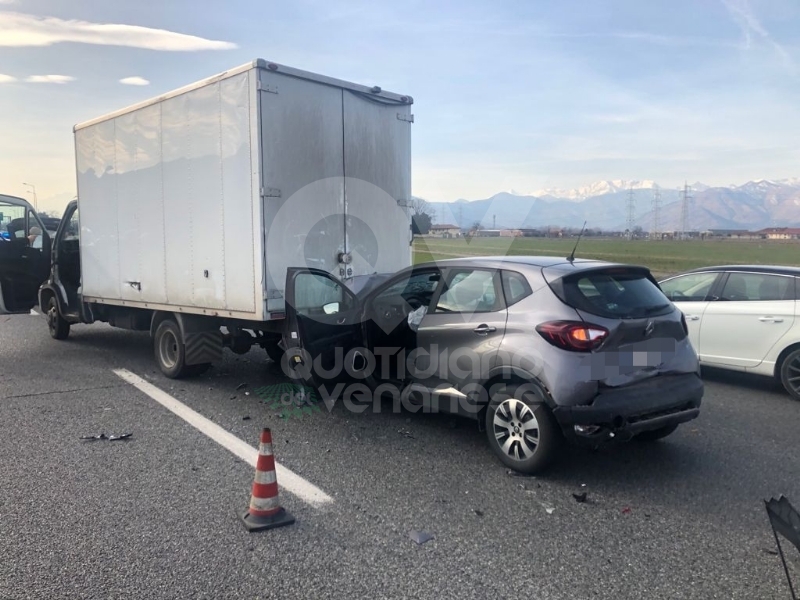 VENARIA - Code e disagi in tangenziale: tamponamento auto-furgone, due feriti - FOTO