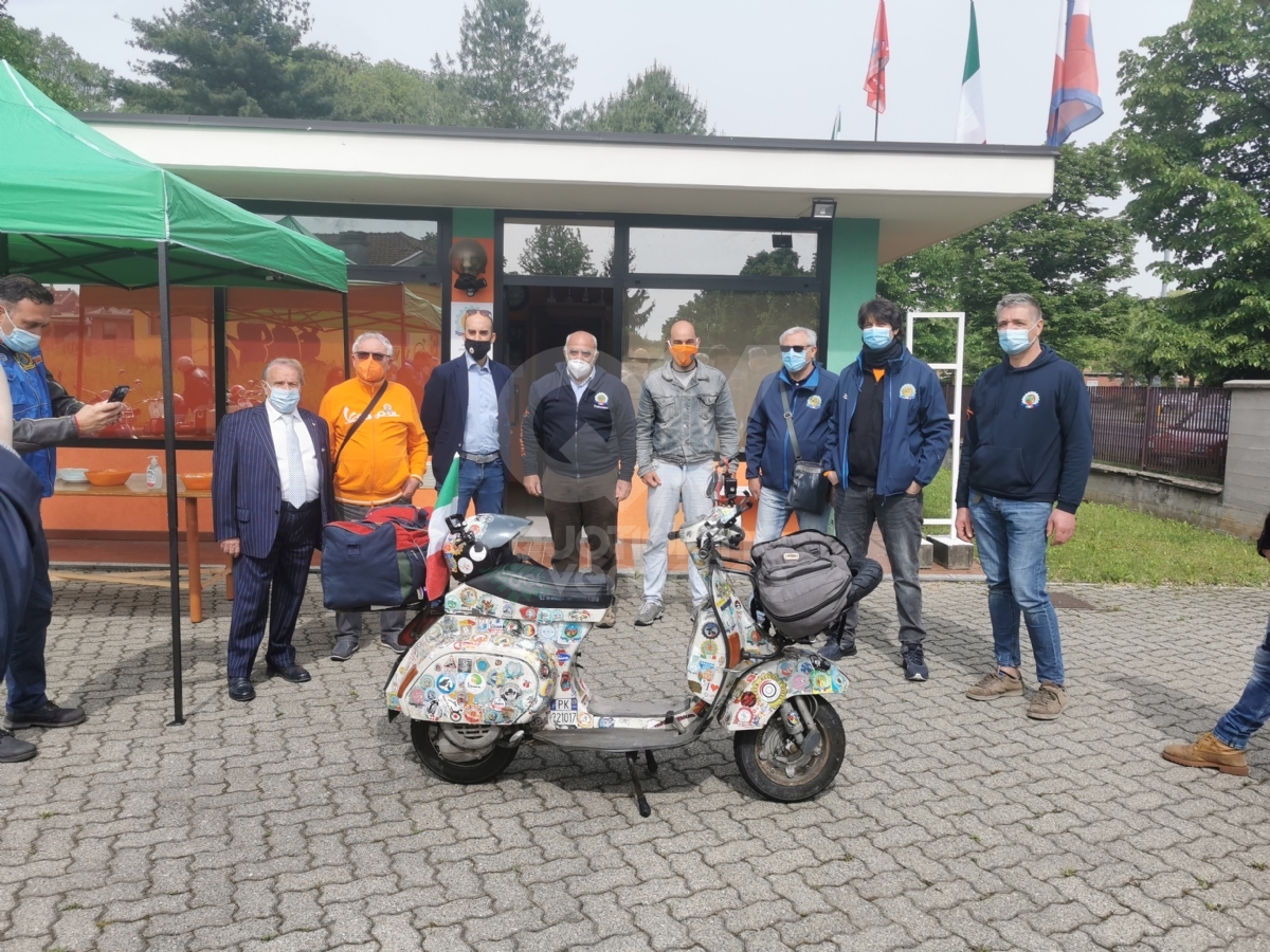 VENARIA - Il «Vespa Club» incontra Andrea Fucile, il 36enne che vuole girare il mondo in Vespa - FOTO