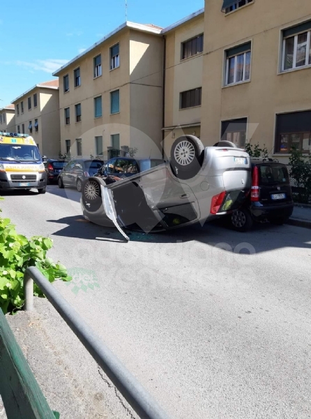 VENARIA - Si ribalta con l'auto tra via Barbi Cinti e corso Matteotti: ferite madre e figlia
