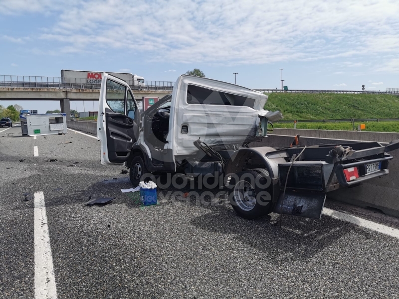 TORINO-CASELLE - Furgone finisce contro le barriere in cemento: un ferito e disagi in tangenziale