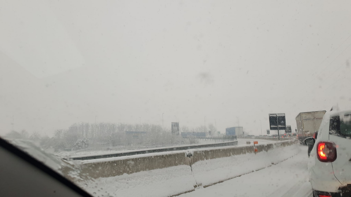 É ARRIVATA LA NEVE - Disagi in tangenziale e sulle strade: quando entrano in azione gli spazzaneve - FOTO