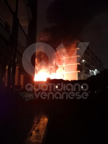 RIVOLI - Paura in viale Firenze: a fuoco un camper e altre quattro macchine
