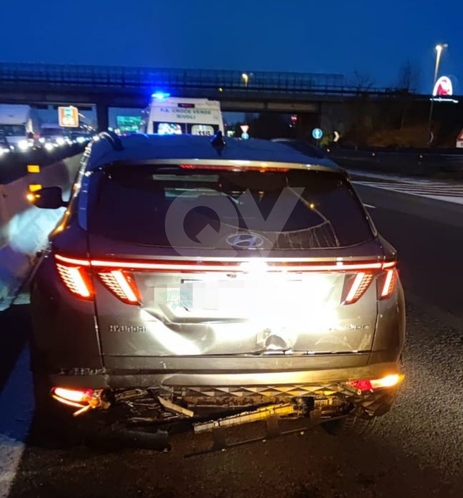 INCIDENTE IN TANGENZIALE A COLLEGNO - Tamponamento fra due auto: traffico in tilt - FOTO