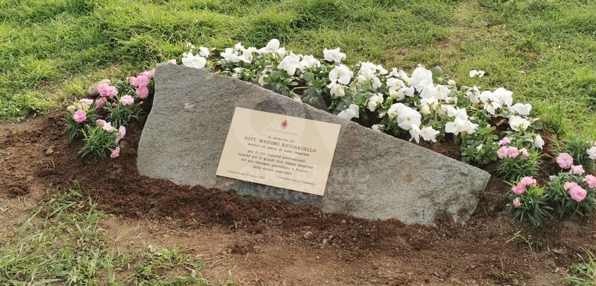VENARIA - Due anni senza Massimo Ricciardello: in piazza Ravera una targa e una magnolia - FOTO
