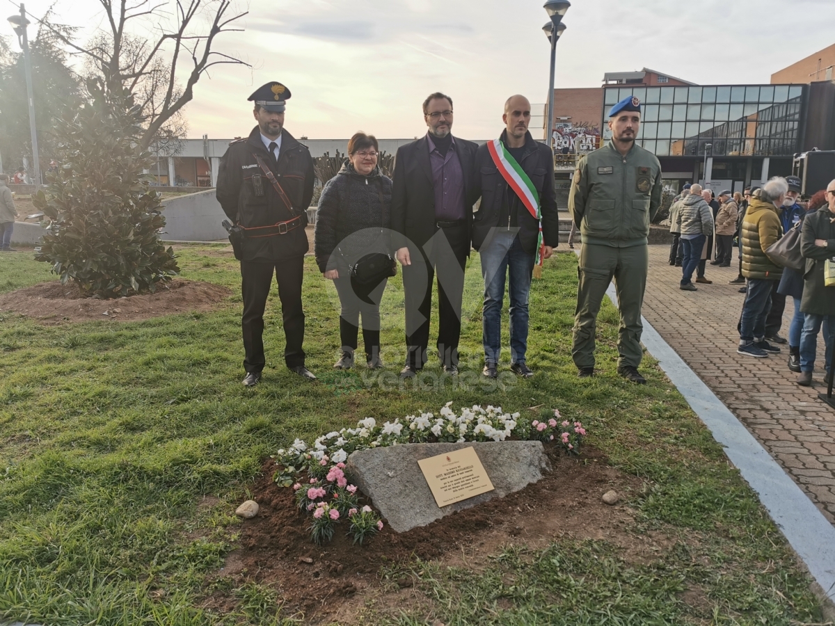 VENARIA - Due anni senza Massimo Ricciardello: in piazza Ravera una targa e una magnolia - FOTO