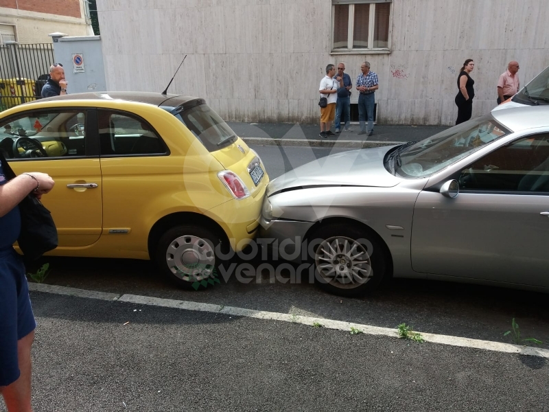 VENARIA - Incidente all'incrocio tra via Silva e via Verdi: quattro auto coinvolte e due feriti