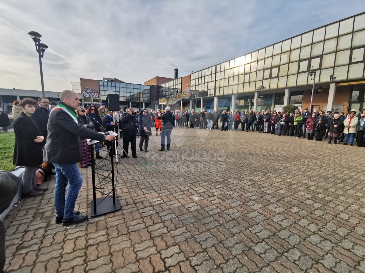 VENARIA - Due anni senza Massimo Ricciardello: in piazza Ravera una targa e una magnolia - FOTO