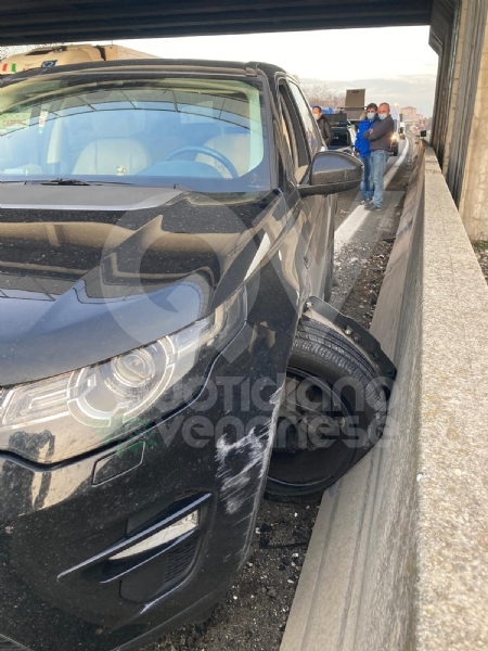 SCONTRO IN TANGENZIALE Tra un tir e una Land Rover: due feriti