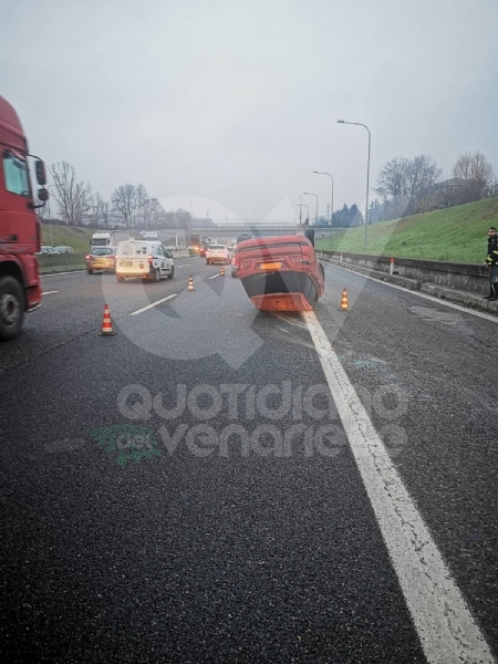 VENARIA-BORGARO - Perde il controllo dell'auto e si ribalta in tangenziale: illeso