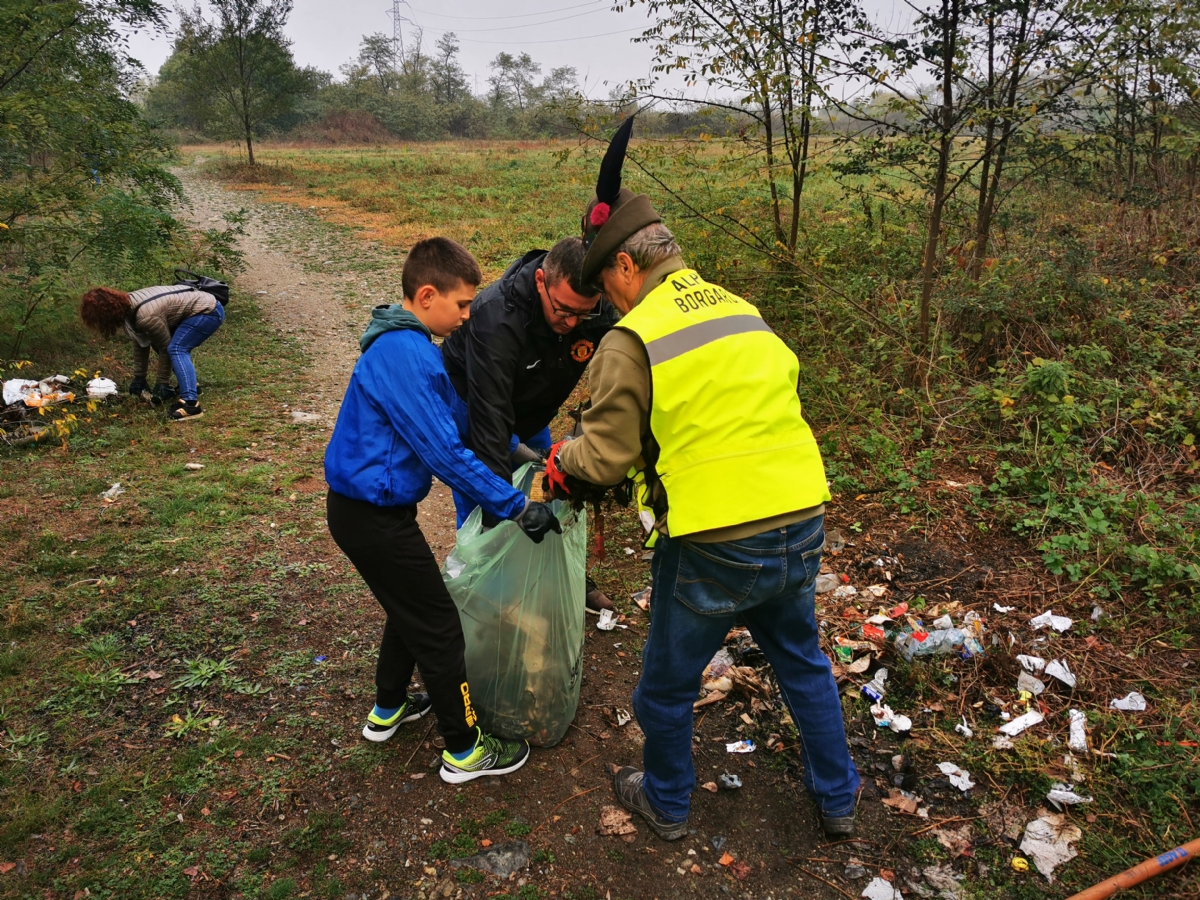 BORGARO - Successo per «Puliamo insieme il parco Chico Mendes»: tanti sacchi neri colmi di rifiuti - FOTO