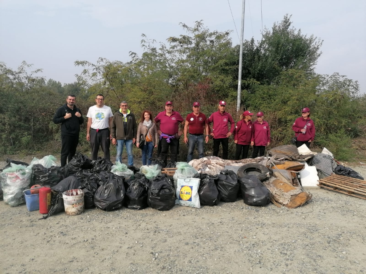 BORGARO - Successo per «Puliamo insieme il parco Chico Mendes»: tanti sacchi neri colmi di rifiuti - FOTO