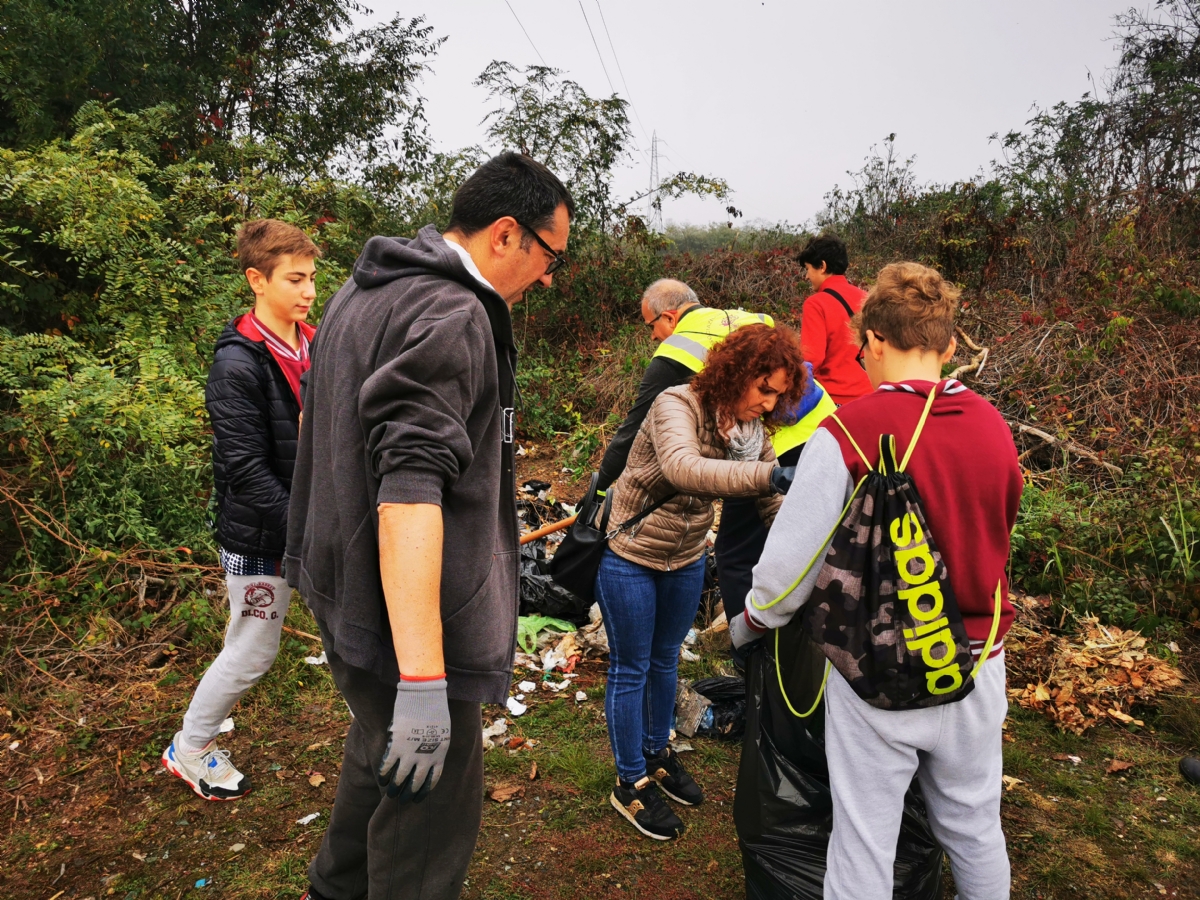 BORGARO - Successo per «Puliamo insieme il parco Chico Mendes»: tanti sacchi neri colmi di rifiuti - FOTO