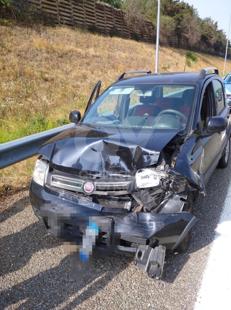 INCIDENTE IN TANGENZIALE A VENARIA - Tre feriti, tra cui due minori, dopo il tamponamento fra due auto - FOTO