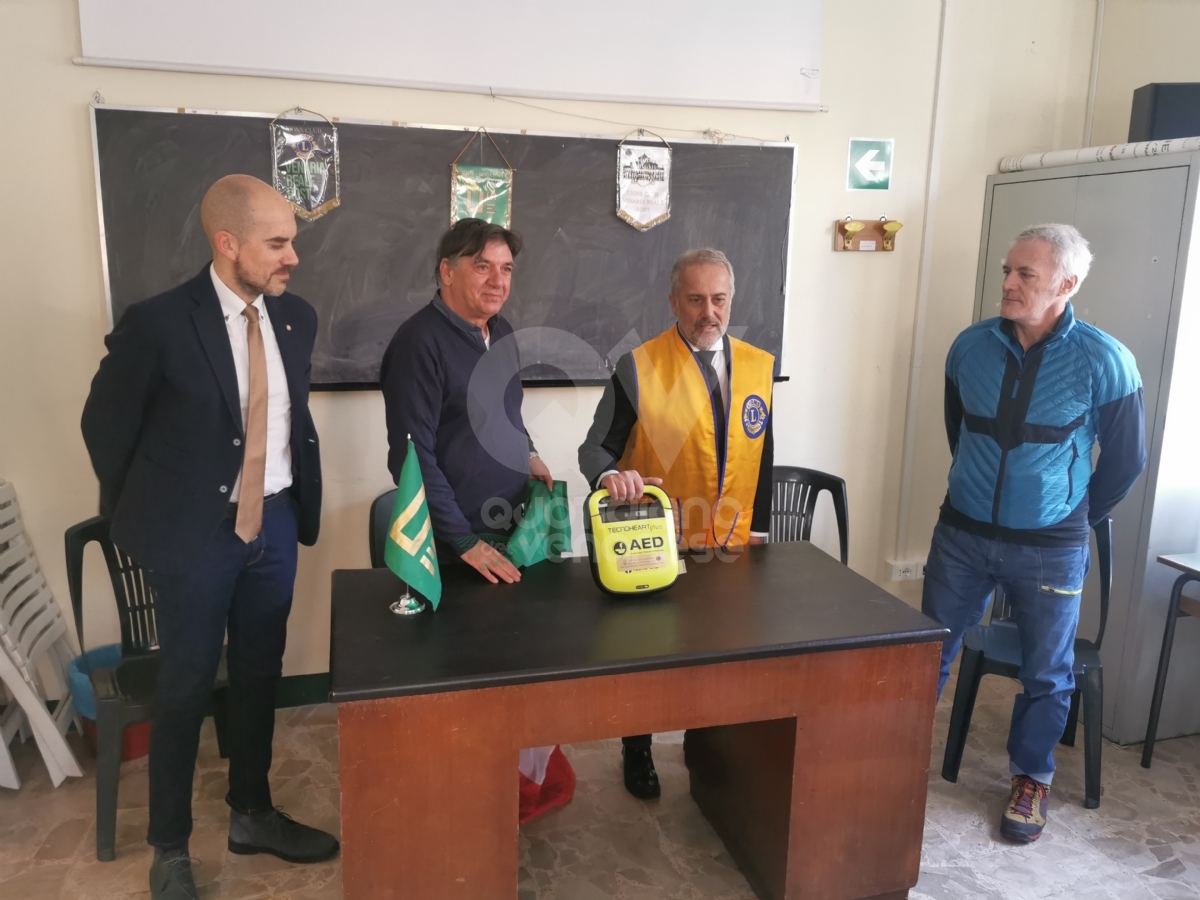 VENARIA - Il Lions Club Venaria Reale Host dona un defibrillatore all'Unitre - FOTO