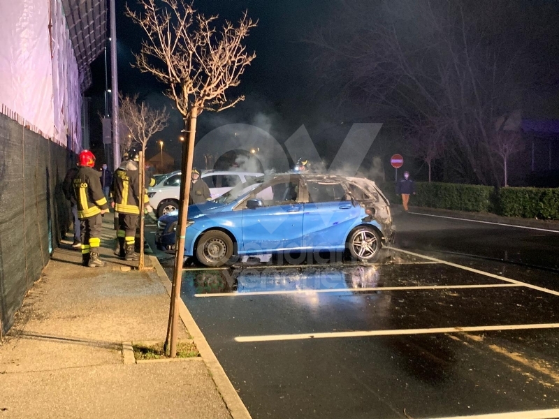 BORGARO - Doppio incendio in città: a fuoco cumuli di rifiuti e una macchina - FOTO