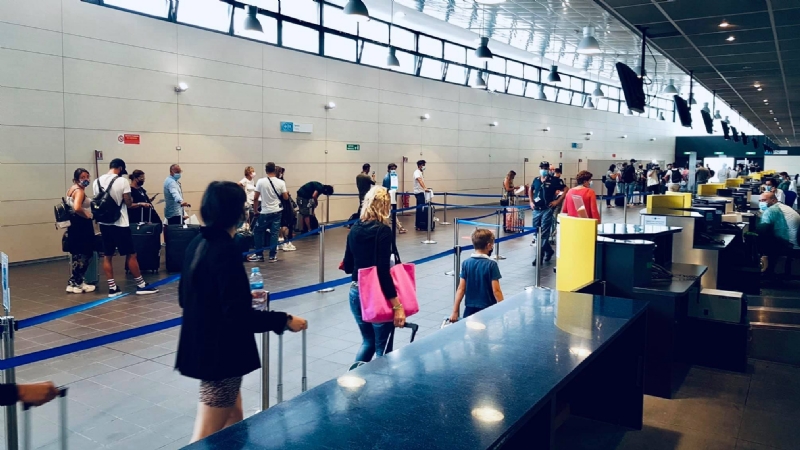 CASELLE - In aeroporto allestite tre postazioni per i tamponi rapidi sui passeggeri in arrivo da Spagna, Grecia, Croazia e Malta