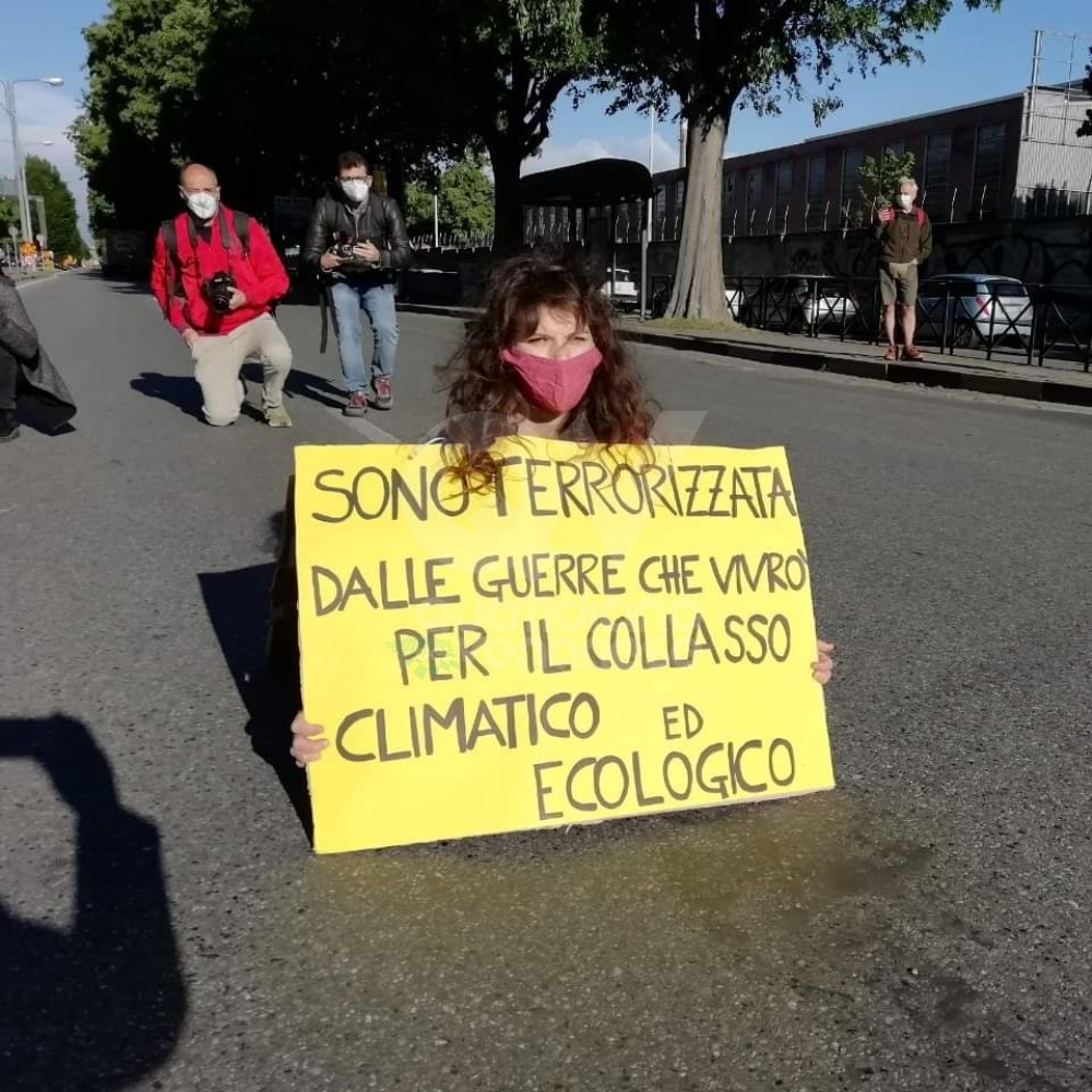 PROTESTA IN CORSO FRANCIA - Seduti a centro strada davanti alla sede della «Leonardo»