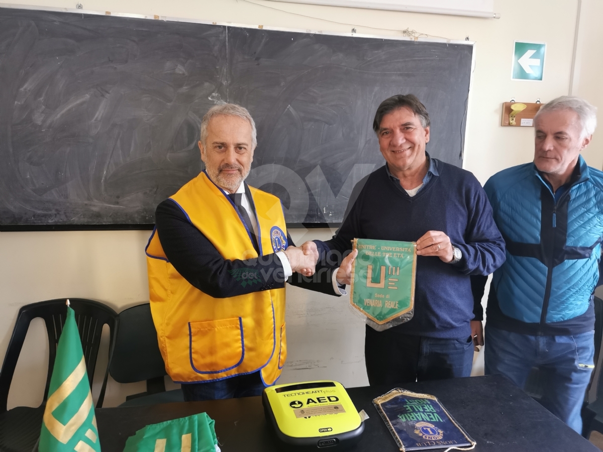 VENARIA - Il Lions Club Venaria Reale Host dona un defibrillatore all'Unitre - FOTO