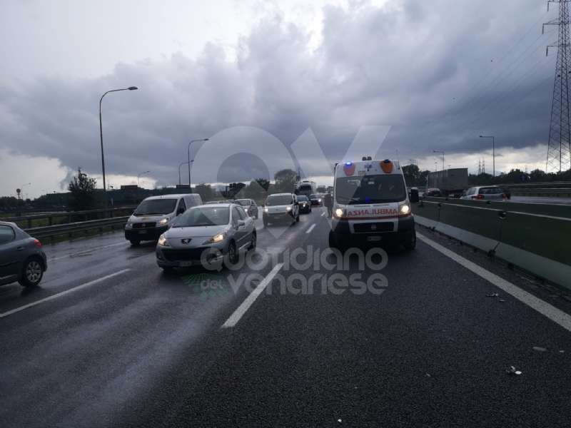 COLLEGNO - Si ribalta con la Yaris in tangenziale: miracolosamente illeso - FOTO