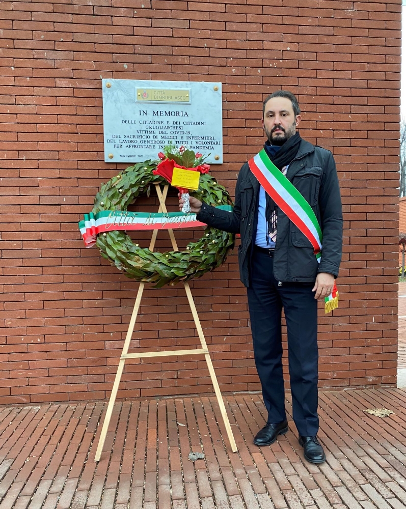 GRUGLIASCO - In municipio arrivano fiori per i «No Vax»: il sindaco li porta al cimitero - FOTO