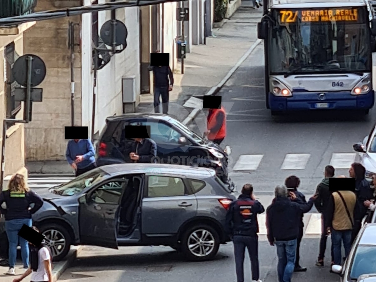 INCIDENTE A VENARIA - Scontro fra due auto in via Palestro: una persona ferita - FOTO