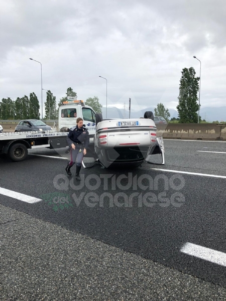 CAOS IN TANGENZIALE - Raffica di incidenti: due auto ribaltate e tre feriti