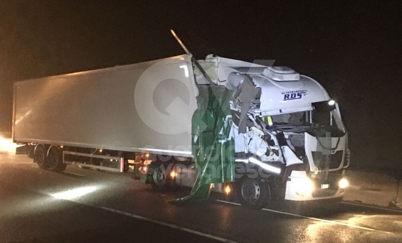 RIVOLI - Scontro tra due tir in tangenziale: un autotrasportatore finisce in ospedale