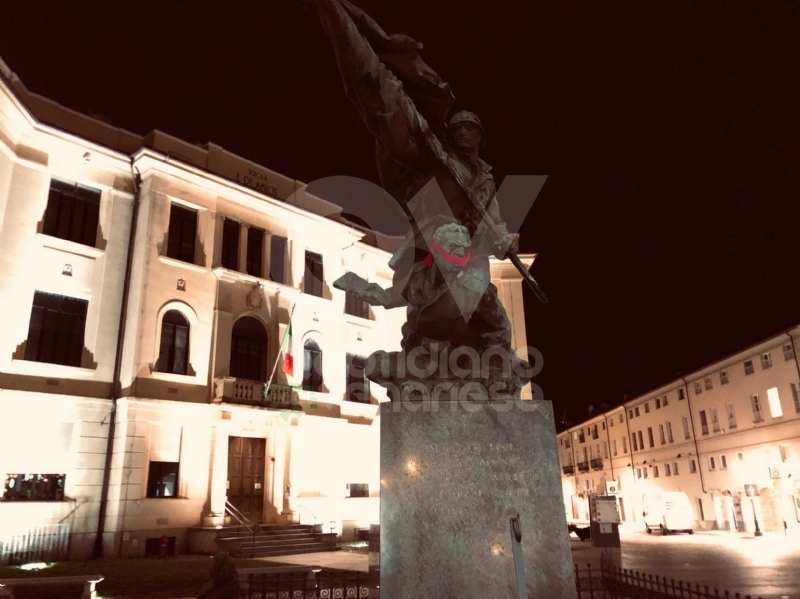 VENARIA - «No alla censura»: CasaPound imbavaglia il monumento dei Caduti delle due guerre