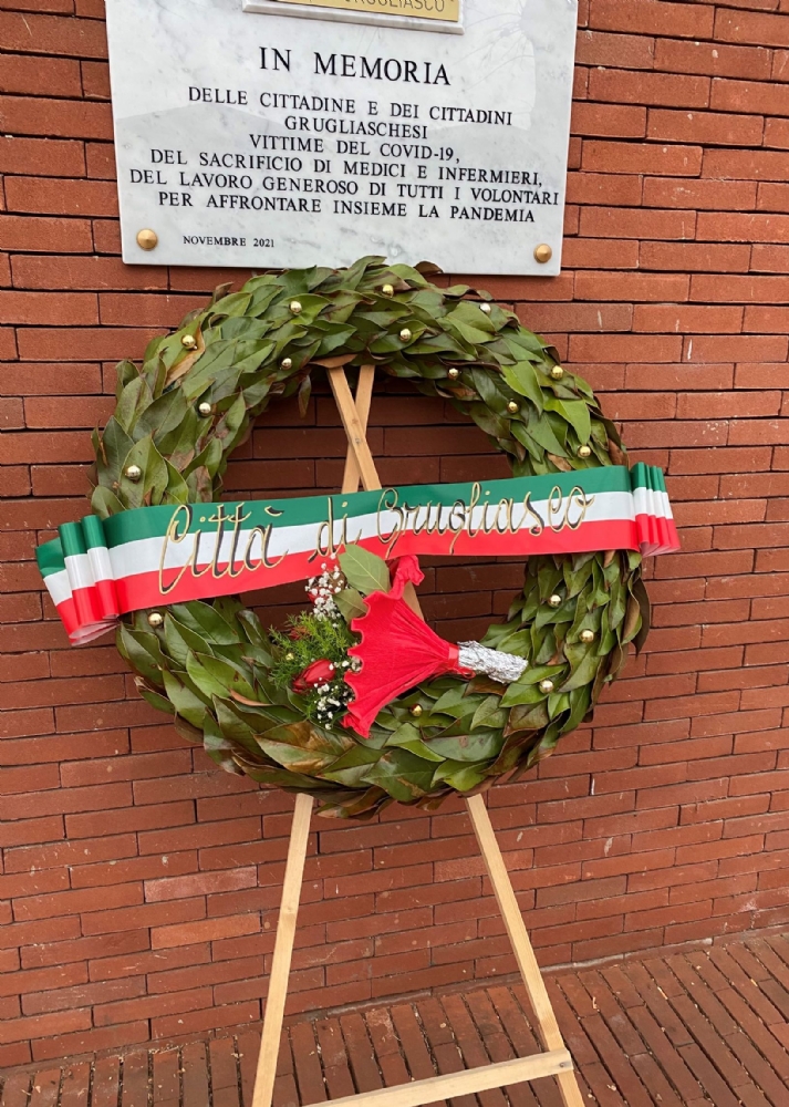 GRUGLIASCO - In municipio arrivano fiori per i «No Vax»: il sindaco li porta al cimitero - FOTO