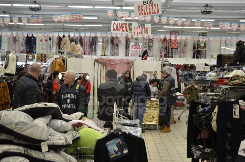 PIANEZZA - Attrezzi da palestra non a norma sequestrati dalla Finanza: multa da 40mila euro