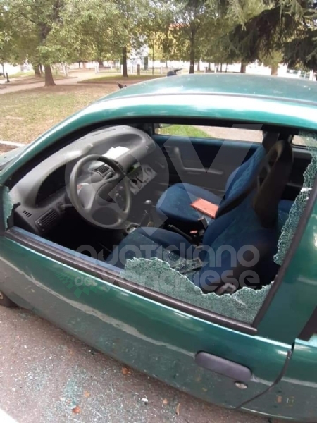 COLLEGNO - Vandali in azione: mandati in frantumi i vetri di un'auto parcheggiata