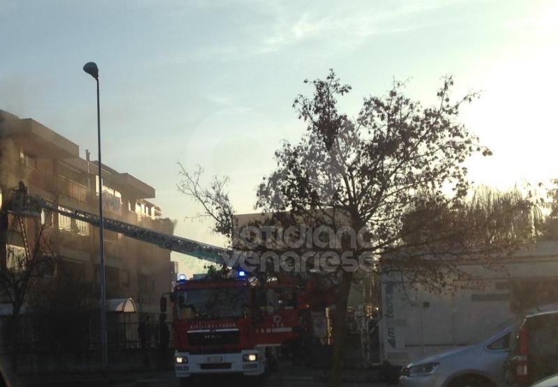 VENARIA - Incendio in un appartamento di via Dante: a fuoco il sacco dell'immondizia - FOTO