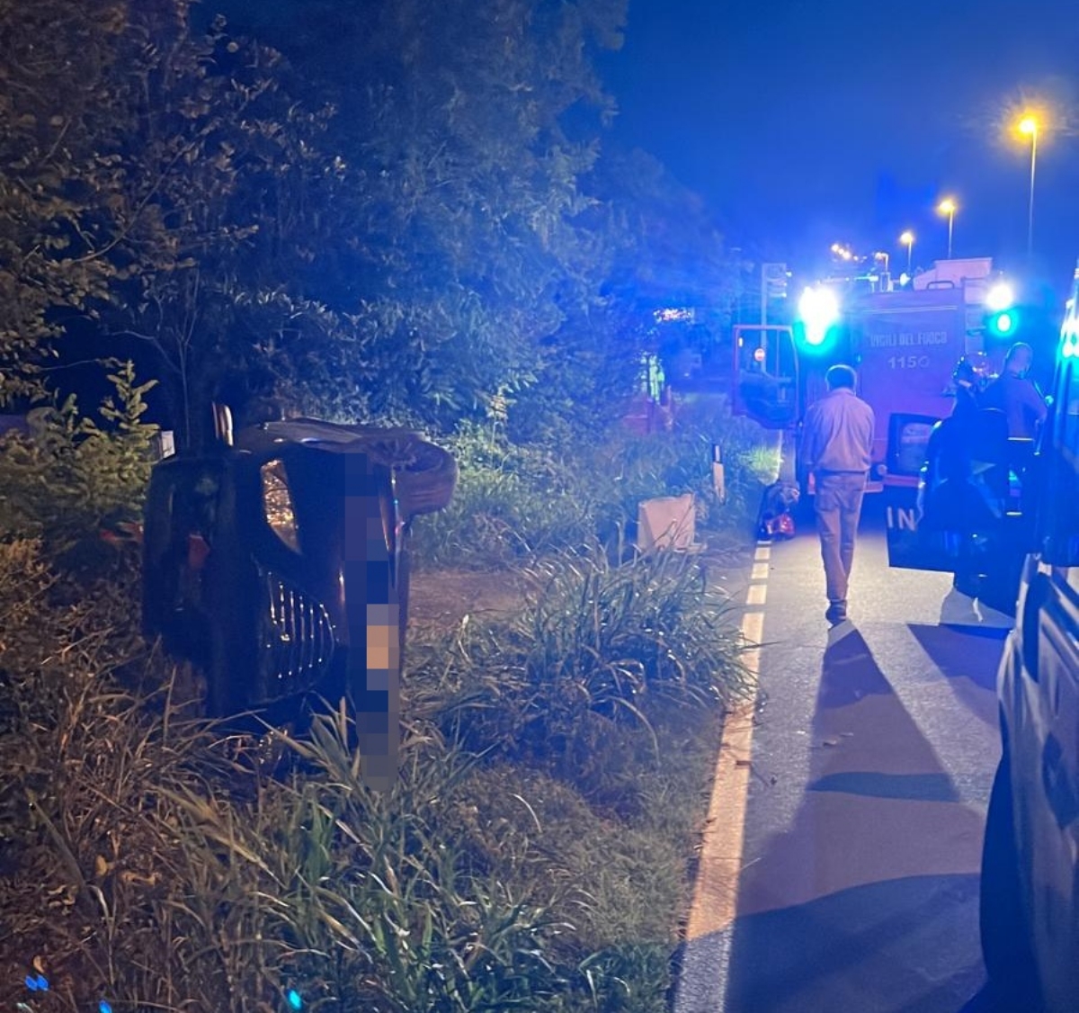 INCIDENTE AD ALPIGNANO - Auto ribaltata fuori strada: ferita la conducente - FOTO